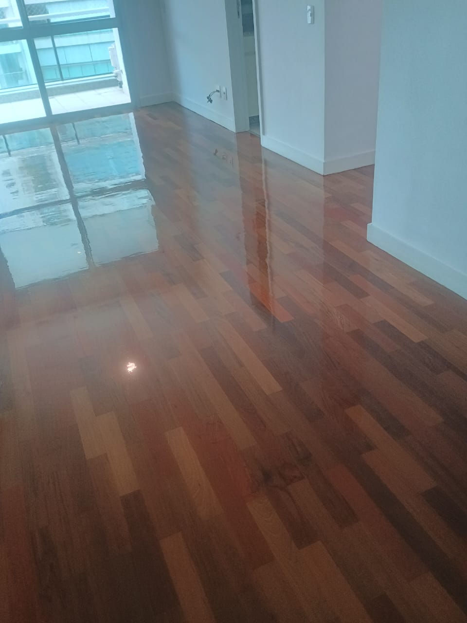 Sala de estar — piso de madeira restaurado pela Origem Sinteco